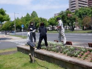 写真：イーイング・コーポレーション株式会社　花の植替え作業の様子1