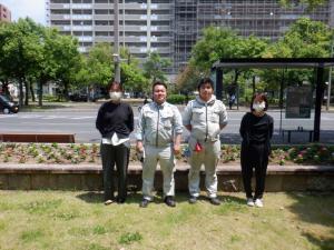 写真：イーイング・コーポレーション株式会社　花の植替え作業の様子2