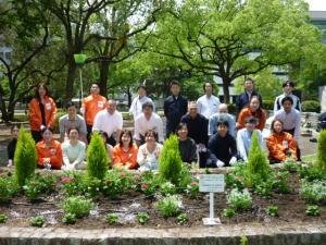 写真：戸田建設株式会社　花の植替え作業の様子2