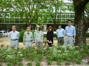 写真：下岸建設株式会社　花の植替え作業の様子2