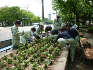 写真：河井建設工業株式会社　花の植替え作業の様子1