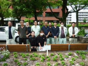 写真：河政建設株式会社　花の植替え作業の様子2