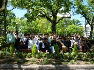 写真：広島工業大学専門学校　花の植替え作業の様子2