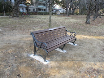 写真：河岸緑地とベンチ