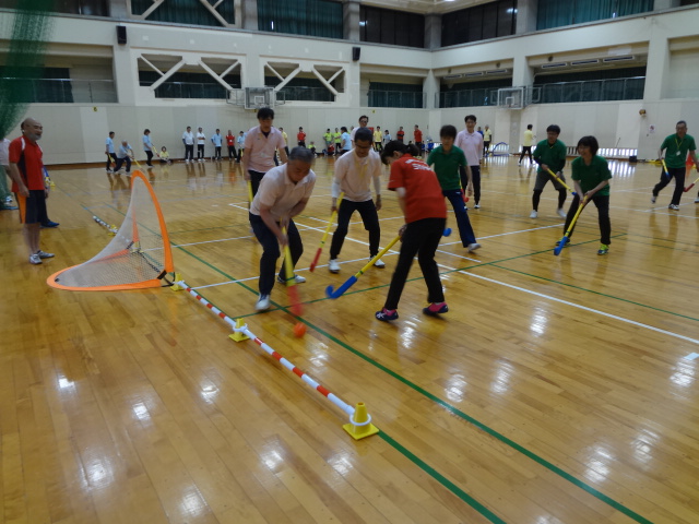 写真：リーダー研修会のウォーキングホッケーの様子