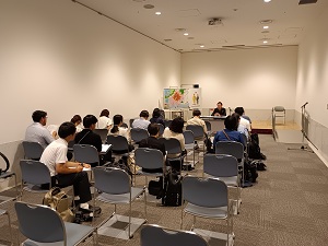 写真:平和記念資料館での質疑応答の様子