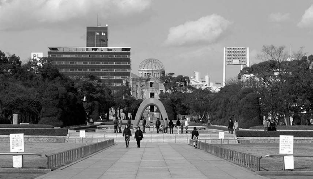 写真:資料館北側からの景観(平和記念公園から見た原爆ドームの背景)