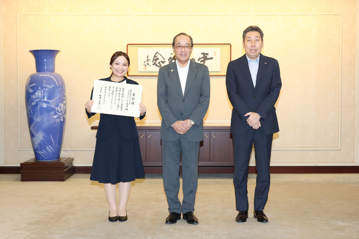写真：表彰式の様子（株式会社イズミ様）