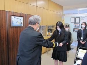写真：感謝状を受け取る様子