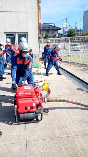写真：可搬ポンプ取扱い訓練の様子3