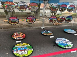 広島県内のデザインマンホールふた(レプリカ)展示の様子