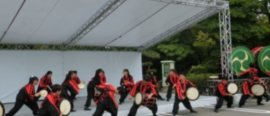 山陽高等学校和太鼓部のステージ演奏の様子