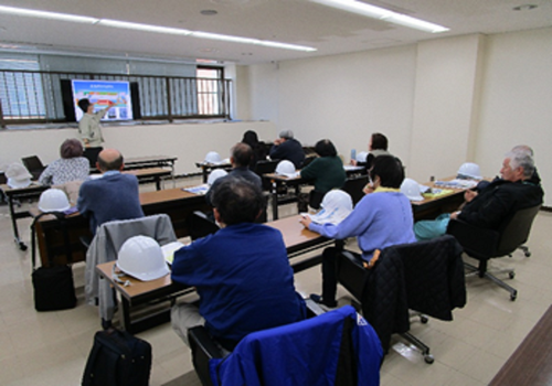 写真:養成講座施設見学の様子1
