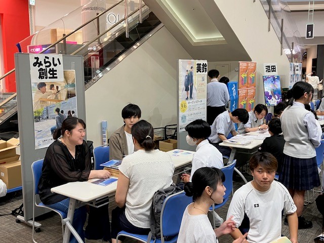 写真：1階スターギャラリーの様子1