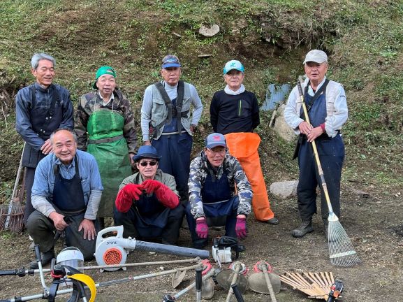 写真：地域住民と共同作業
