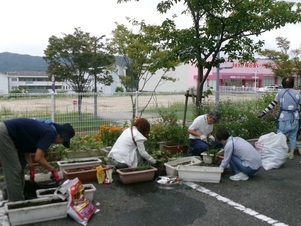 大塚公民館の花壇の写真1
