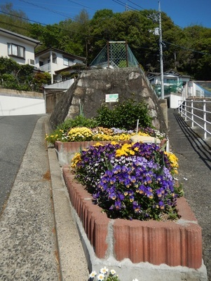 長束西四丁目の花壇の写真1