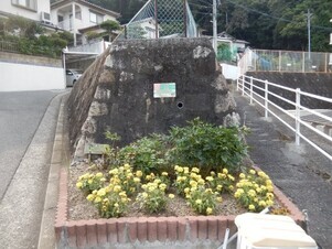 長束西四丁目の花壇の写真1