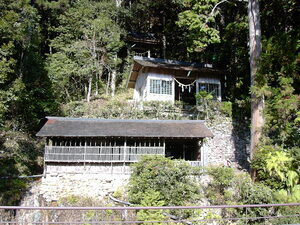 写真:湯の山温泉館屋上から見た湯屋と拝殿