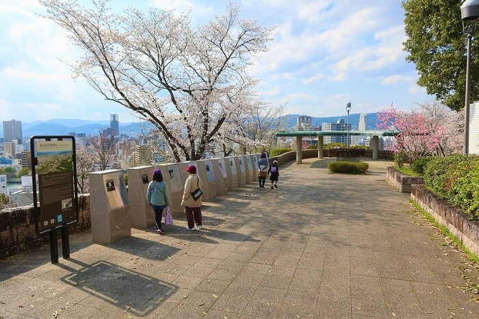 富士見台展望台に設置した「平和へのメッセージ」を記す碑