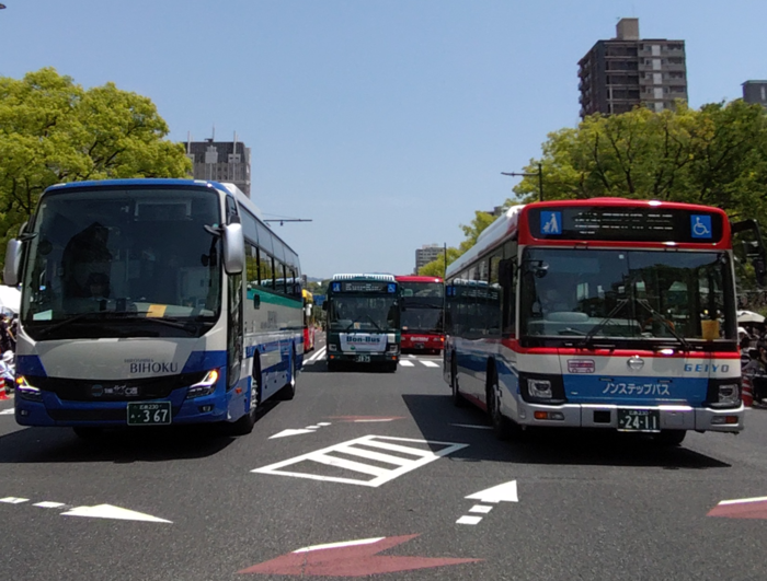 行進するバス3