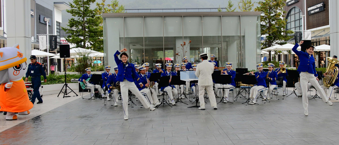 THE　OUTLETS　HIROSHIMAでのコンサートの様子。