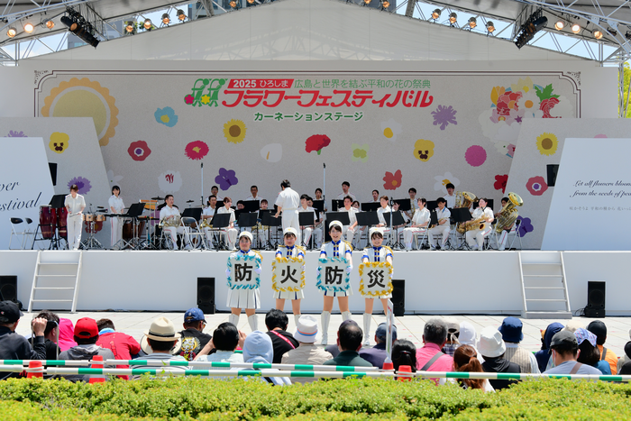 2025フラワーフェスティバル2日目のカーネーションステージでの演奏の様子です