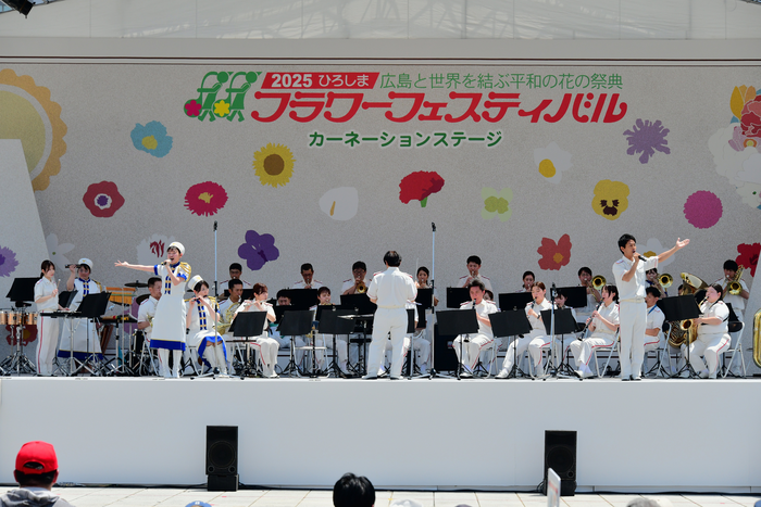ありがとうの花を隊員が歌っている様子です