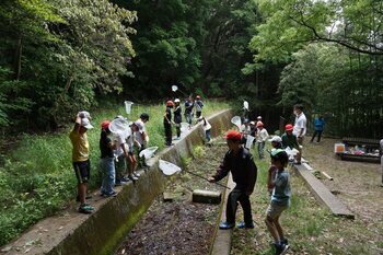 ホタル池の自然を楽しんでいるようす