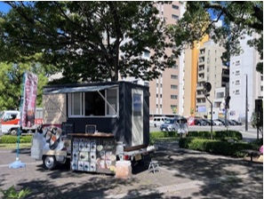 キッチンカーが出店している様子