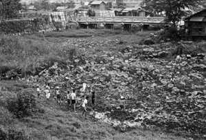 広島城　堀で遊ぶこどもたち　昭和43年9月