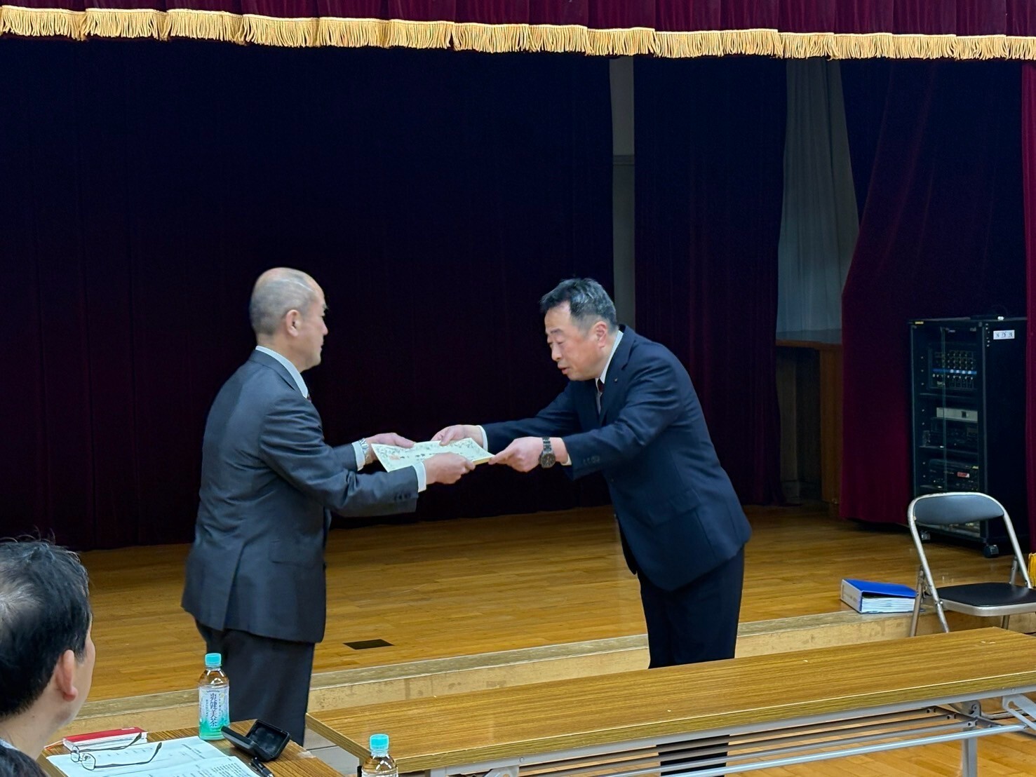 写真：区長から会長へ認定証交付