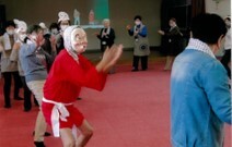 写真：ひよっとこ踊りの様子1