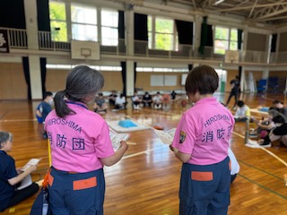 女性消防団員2名の背中越しの写真