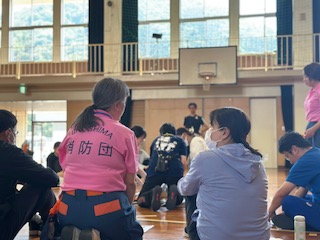 女性消防団員と救命講習受講者が会話をしている写真