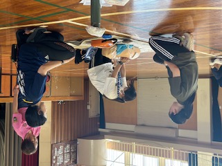 救命講習受講者が胸骨圧迫している写真