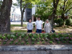 写真：下岸建設株式会社　花の植替え作業の様子2