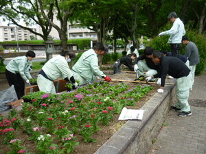 写真：河政建設株式会社　花の植替え作業の様子1