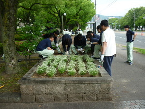 写真：河井建設工業株式会社　花の植替え作業の様子1