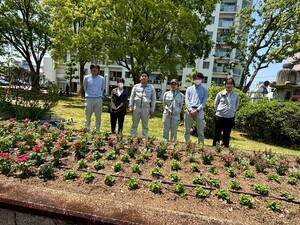 写真：イーイング・コーポレーション株式会社　花の植替え作業の様子2