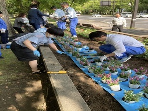 写真：明電グループ　花の植替え作業の様子1