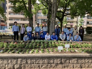 写真：明電グループ　花の植替え作業の様子2