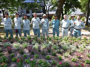 写真：明電グループ　花の植替え作業の様子2