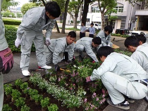 写真：株式会社田村建設　花の植替え作業の様子1
