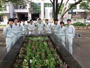 写真：株式会社田村建設　花の植替え作業の様子2