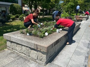写真：株式会社パソナ・広島　花の植替え作業の様子1