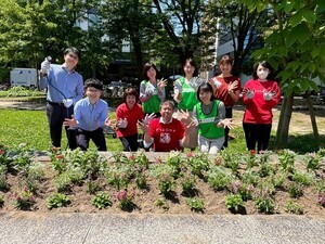 写真：株式会社パソナ・広島　花の植替え作業の様子2