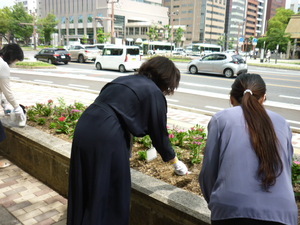 写真：株式会社パソナ・広島　花の植替え作業の様子2
