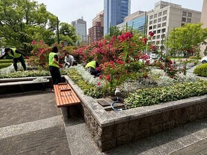 写真：株式会社広島企業　花の植替え作業の様子1