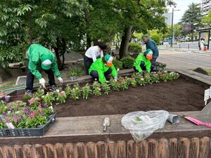 写真：有限会社HANABUSA　花の植替え作業の様子1